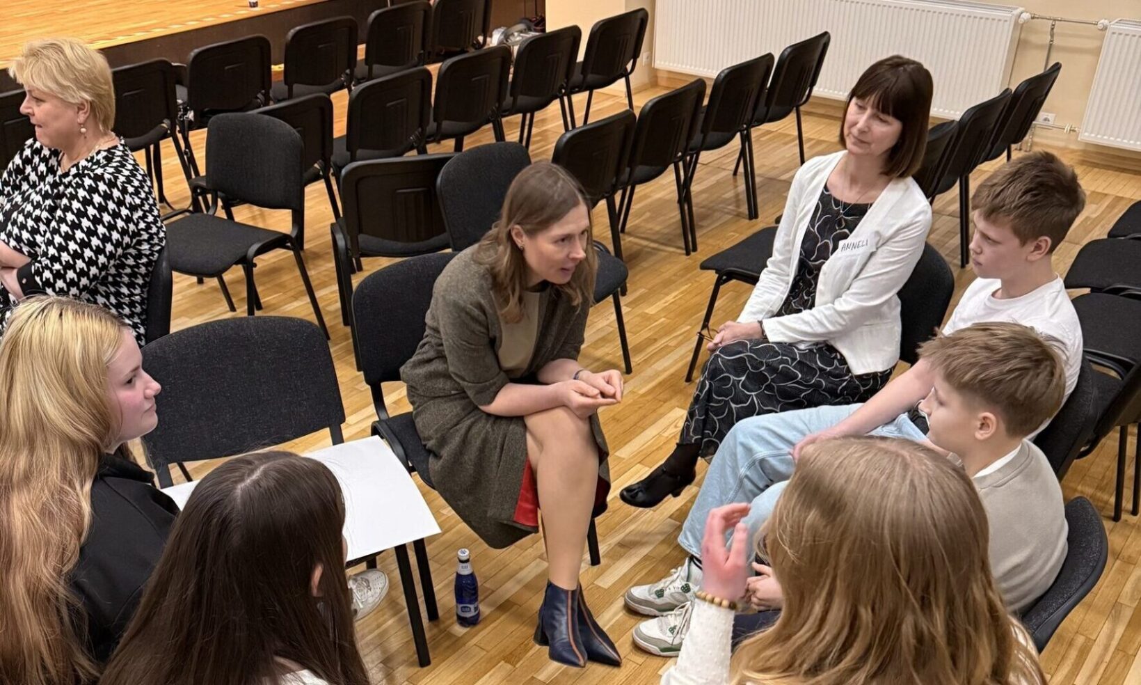 President Kersti Kaljulaid külastas kaht Arutleva Kooli pilootkooli, et võtta osa arutleva hariduse praktikatest