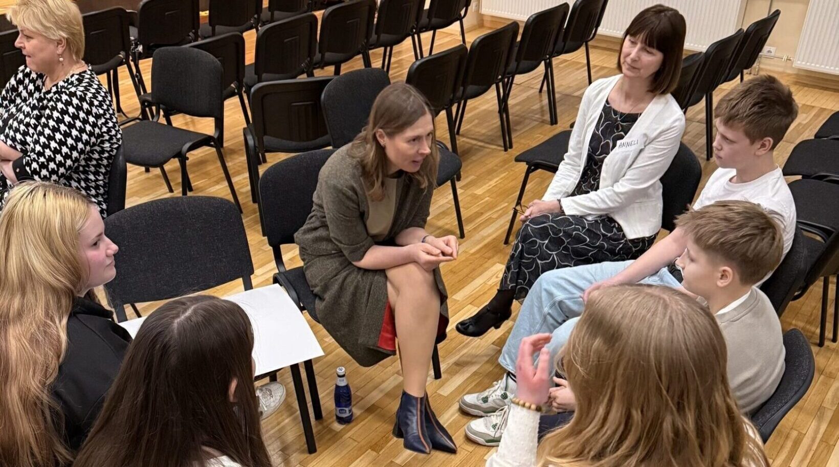 President Kersti Kaljulaid külastas kaht Arutleva Kooli pilootkooli, et võtta osa arutleva hariduse praktikatest