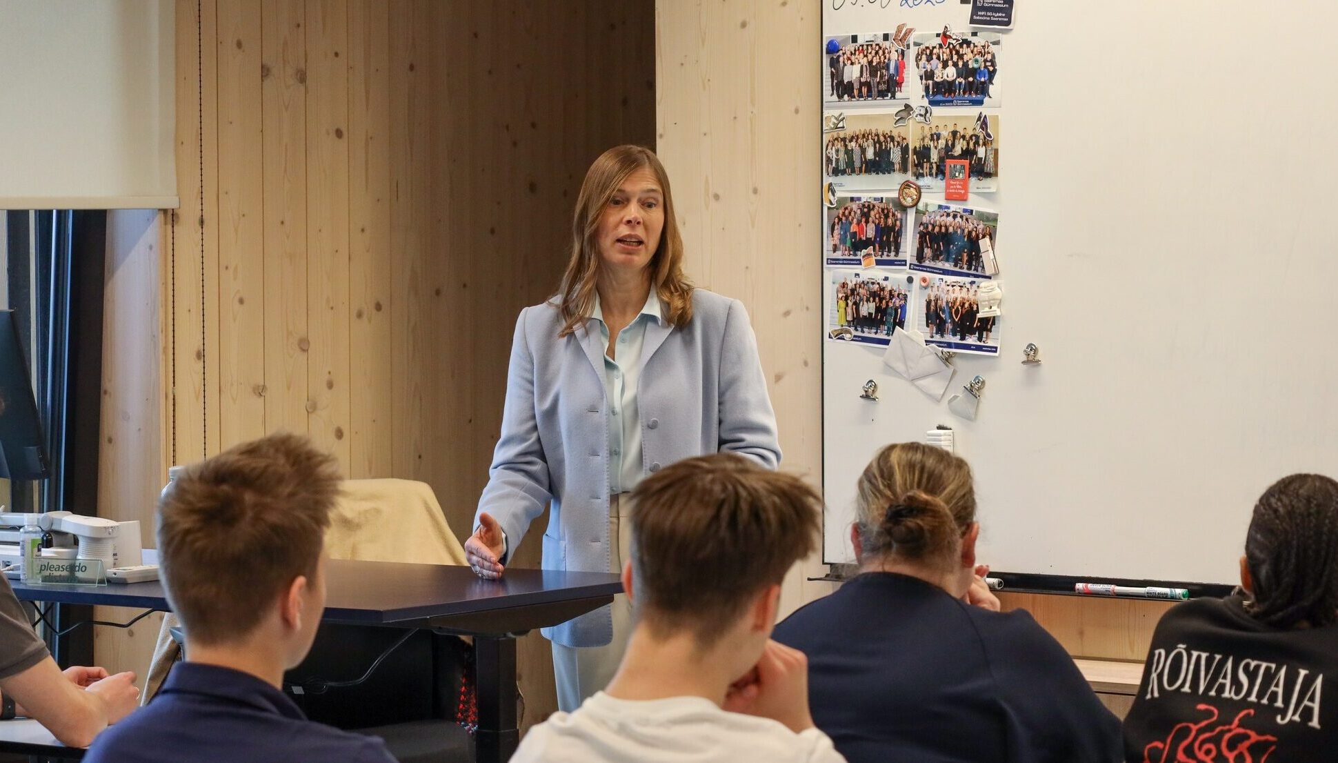 Kersti Kaljulaid arutles Tallinna Õismäe Vene Lütseumi, Saaremaa Gümnaasiumi ja Kuressaare Nooruse Kooli õpilastega demokraatia üle